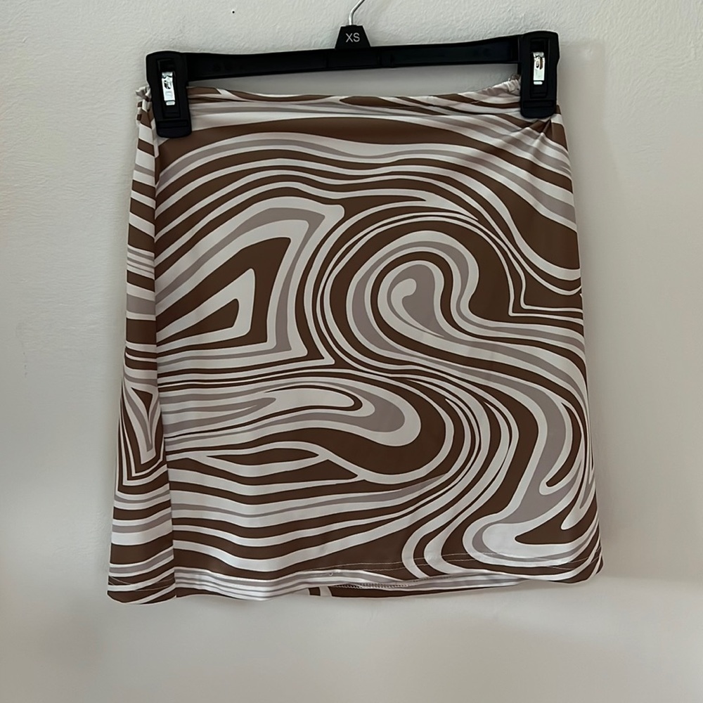 A trendy patterned mini skirt. Super cute and a size small. Brown design.